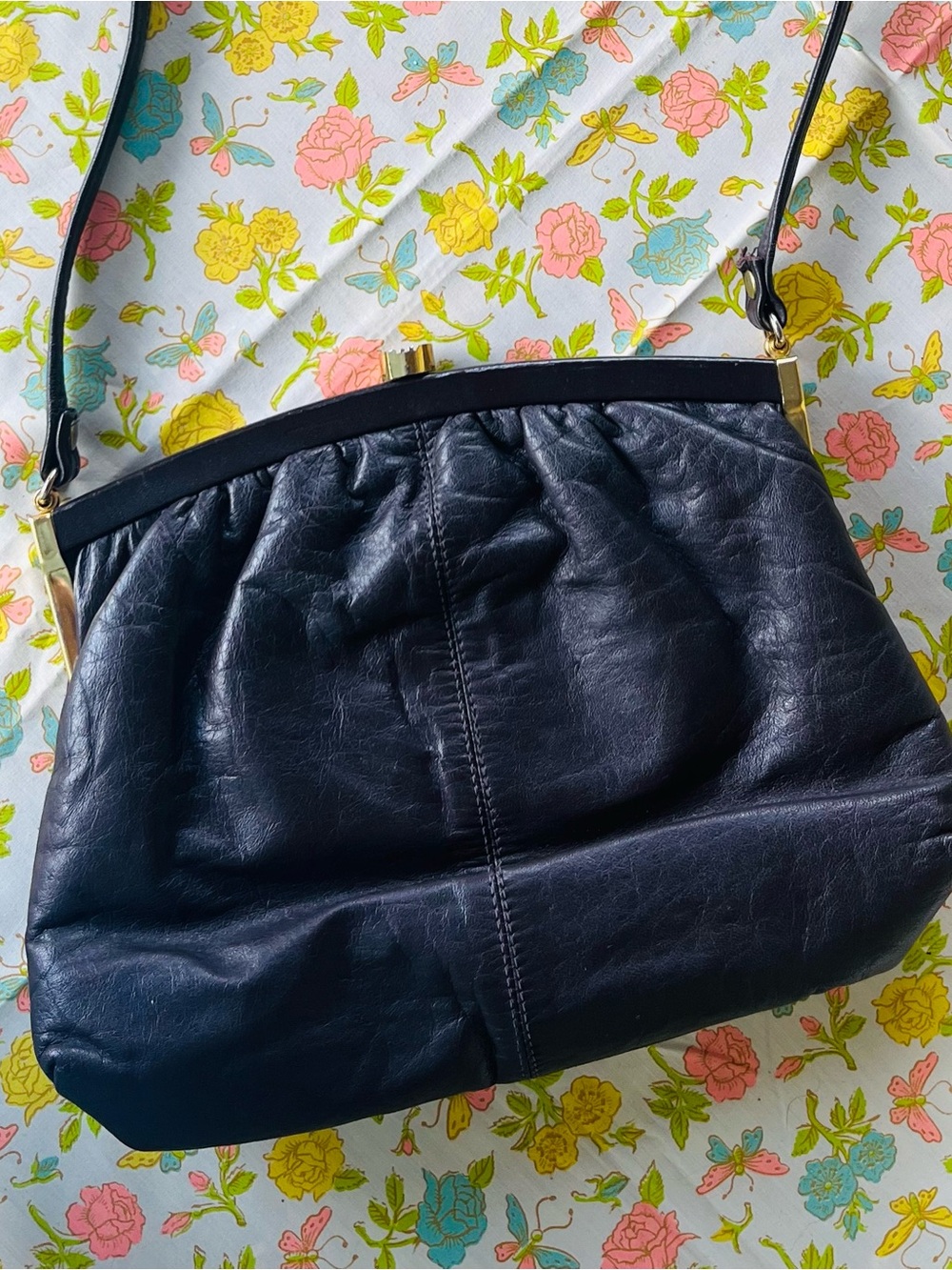 Vintage 1980’s style kiss-lock crossbody bag